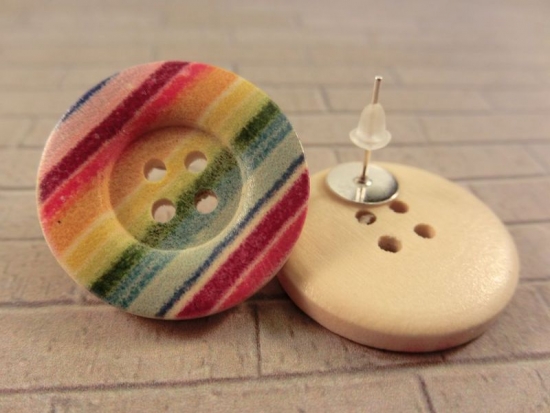 Preview: Regenbogen Streifen Holzknopf Ohrstecker Button